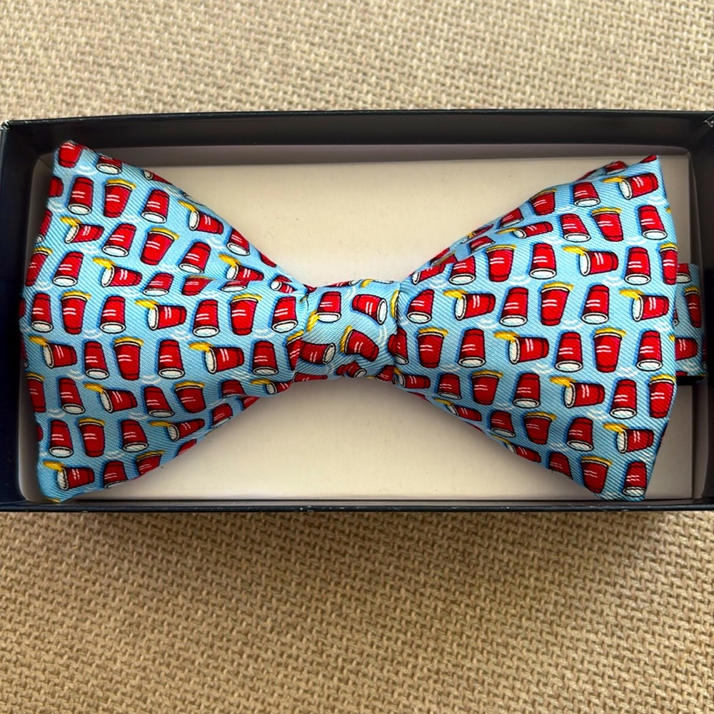 Vineyard Vines Flip Cup bow tie New in Box